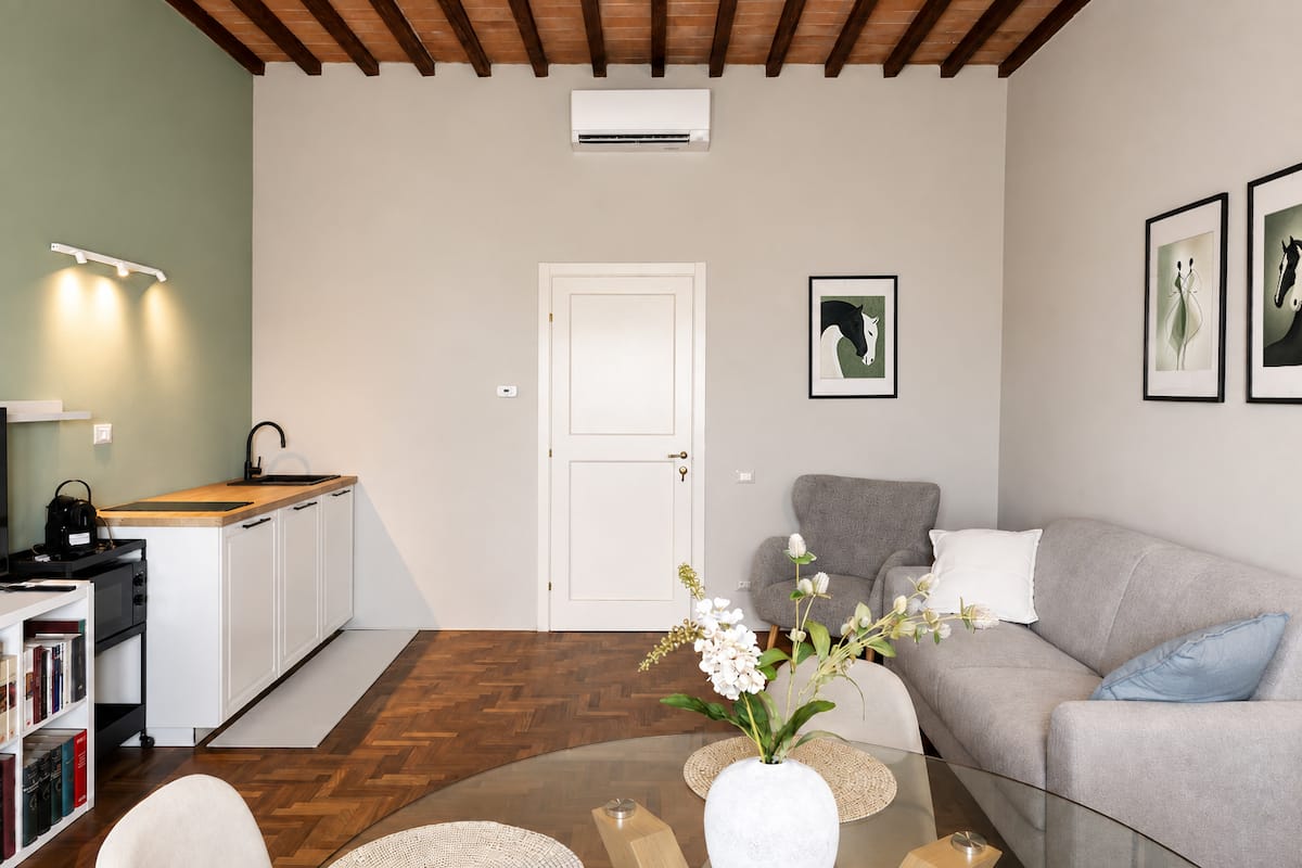 Tower View Executive Suite — interior 9